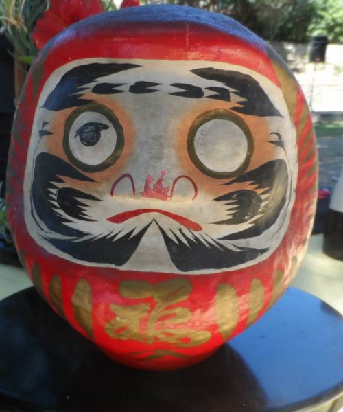 SugoiTime - Fotografia de un Daruma en Hanami 2013